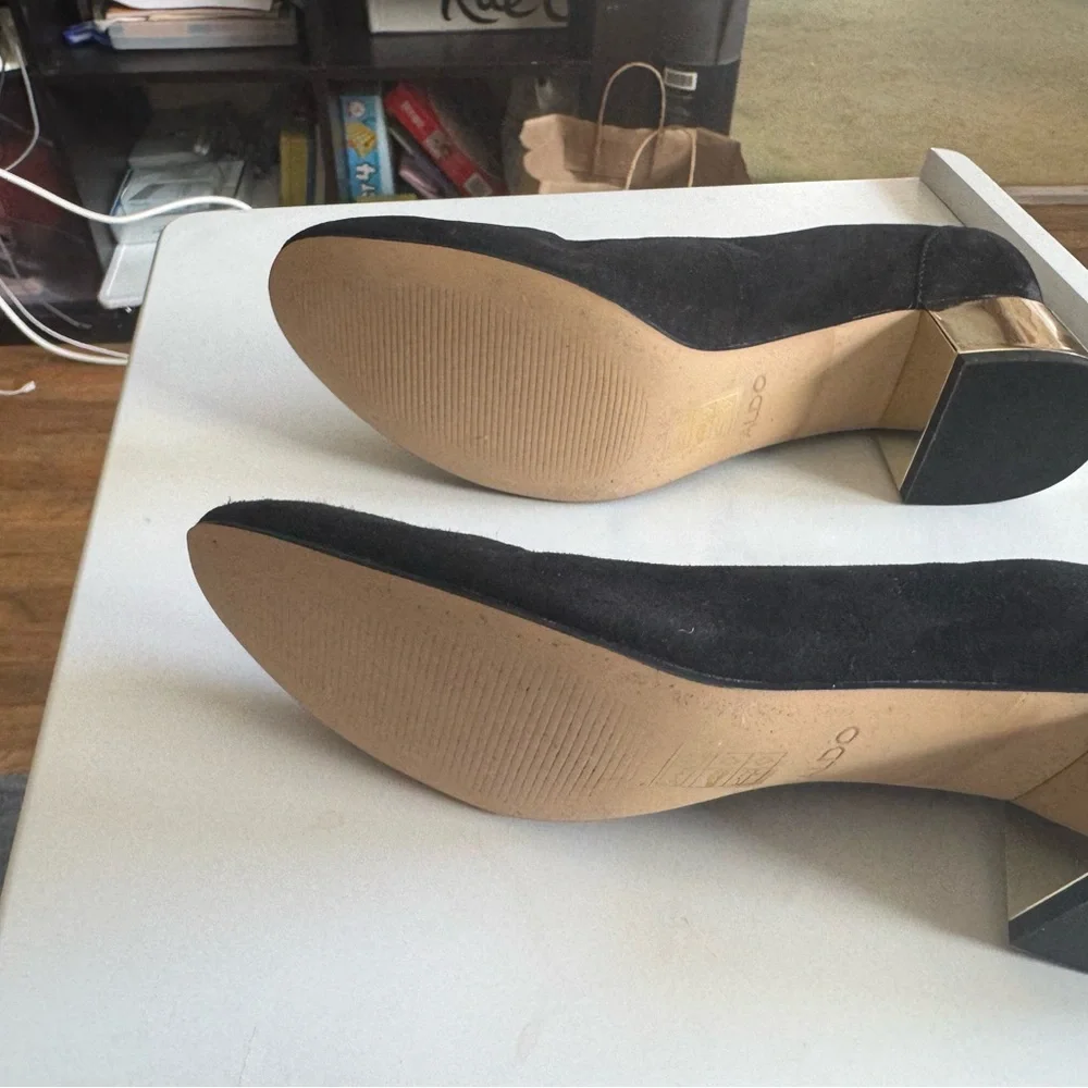 NEW in box Aldo size 8 1/2 black suede pump with light gold heel - Picture 4 of 5